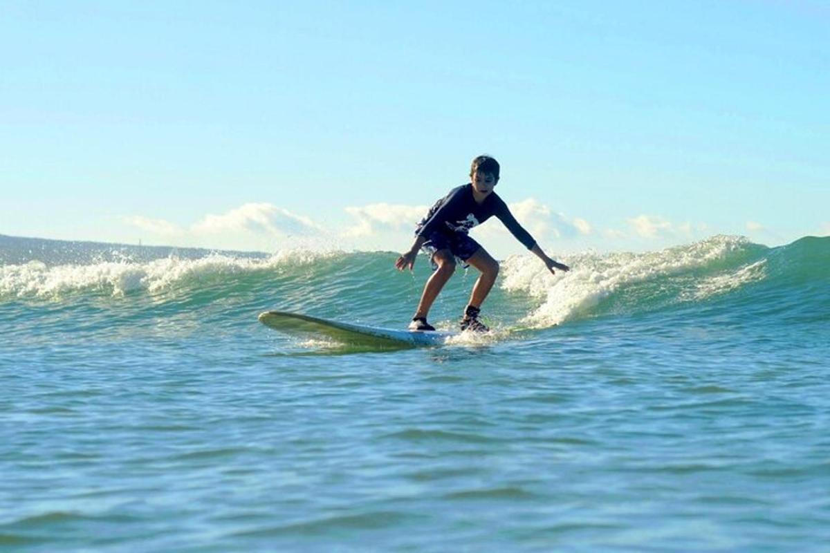 un uomo che cavalca un'onda su una tavola da surf nell'oceano