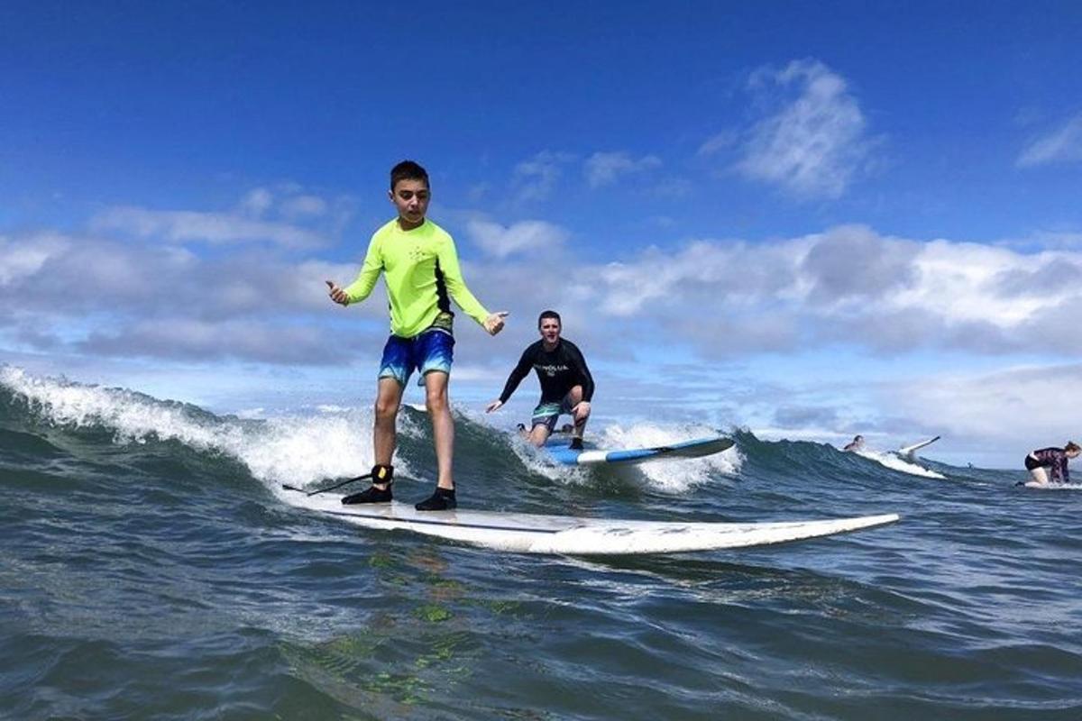 dva muži jedoucí na vlně na surfových prknech v oceánu