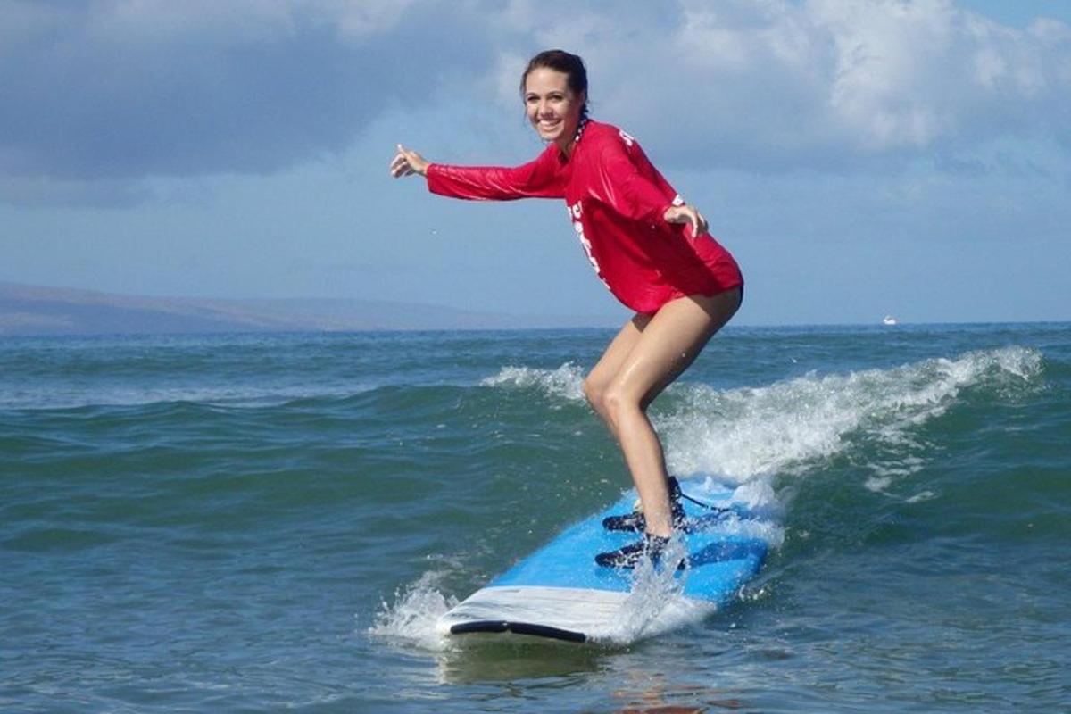 žena jedoucí na vlně na surfovém prkně v oceánu