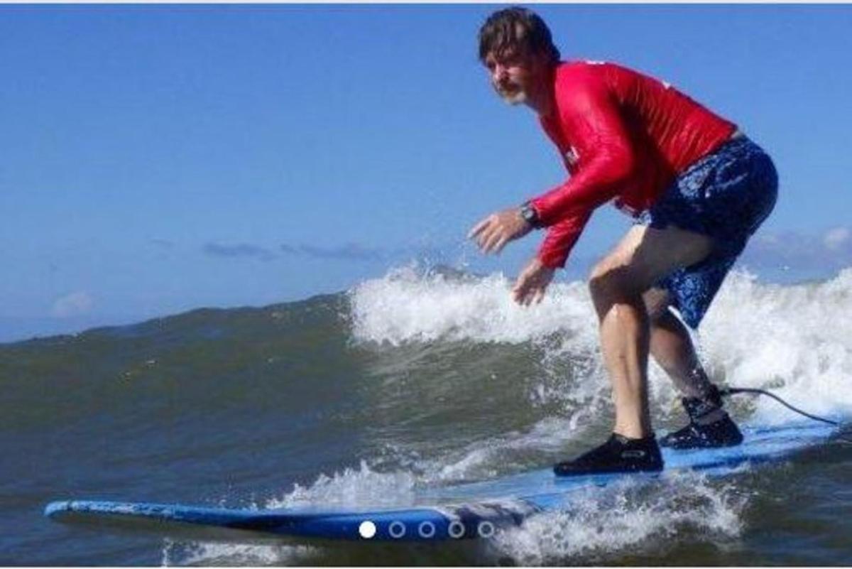 un uomo che cavalca un'onda su una tavola da surf nell'oceano