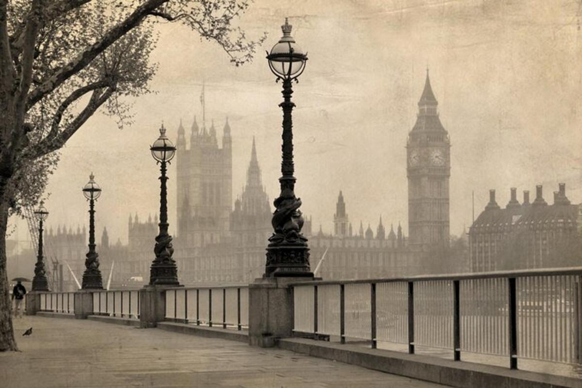 ein Schwarzweißfoto einer Brücke mit Big Ben