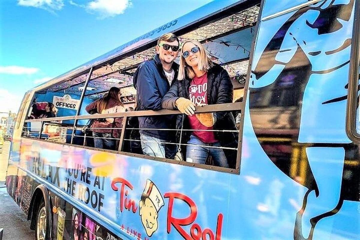 um homem e uma mulher olhando pela janela de um ônibus
