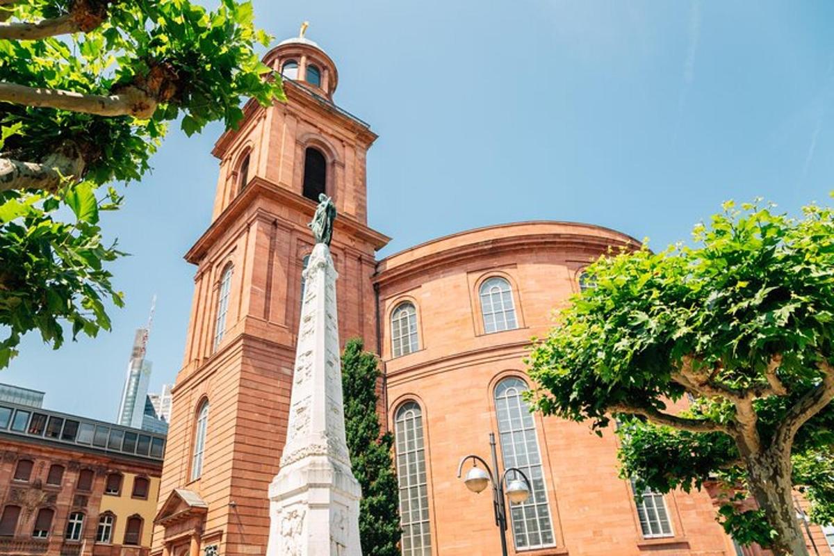 eine Kirche mit einem Denkmal vor einem Gebäude