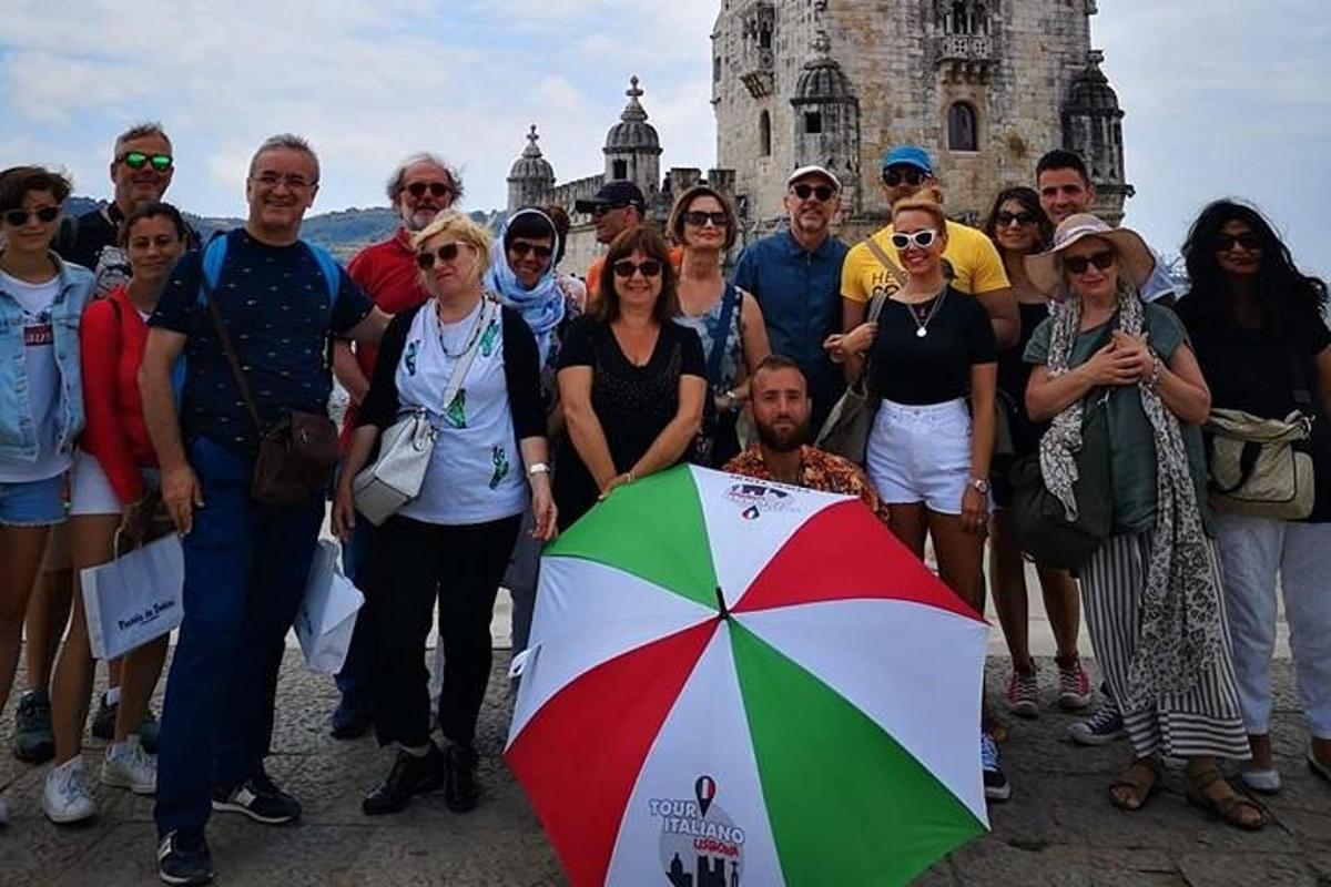 skupina lidí pózujících pro fotografii před budovou