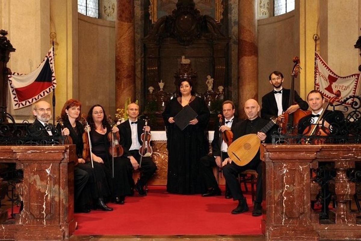 grupp inimesi, kes istuvad toas instrumentidega