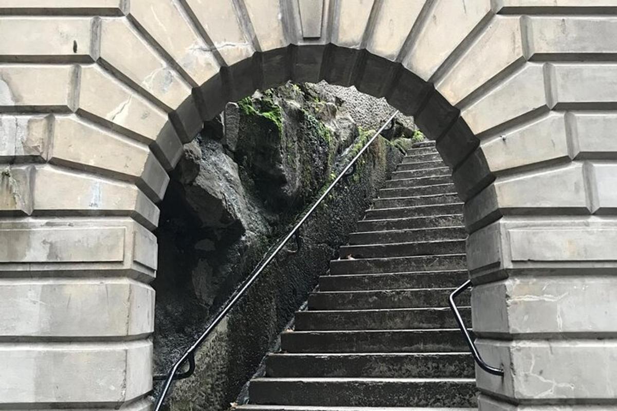 schodiště vedoucí do tunelu se schody