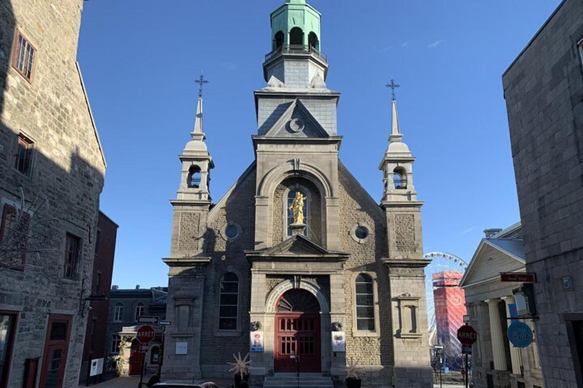 Una gran iglesia con un campanario en una calle