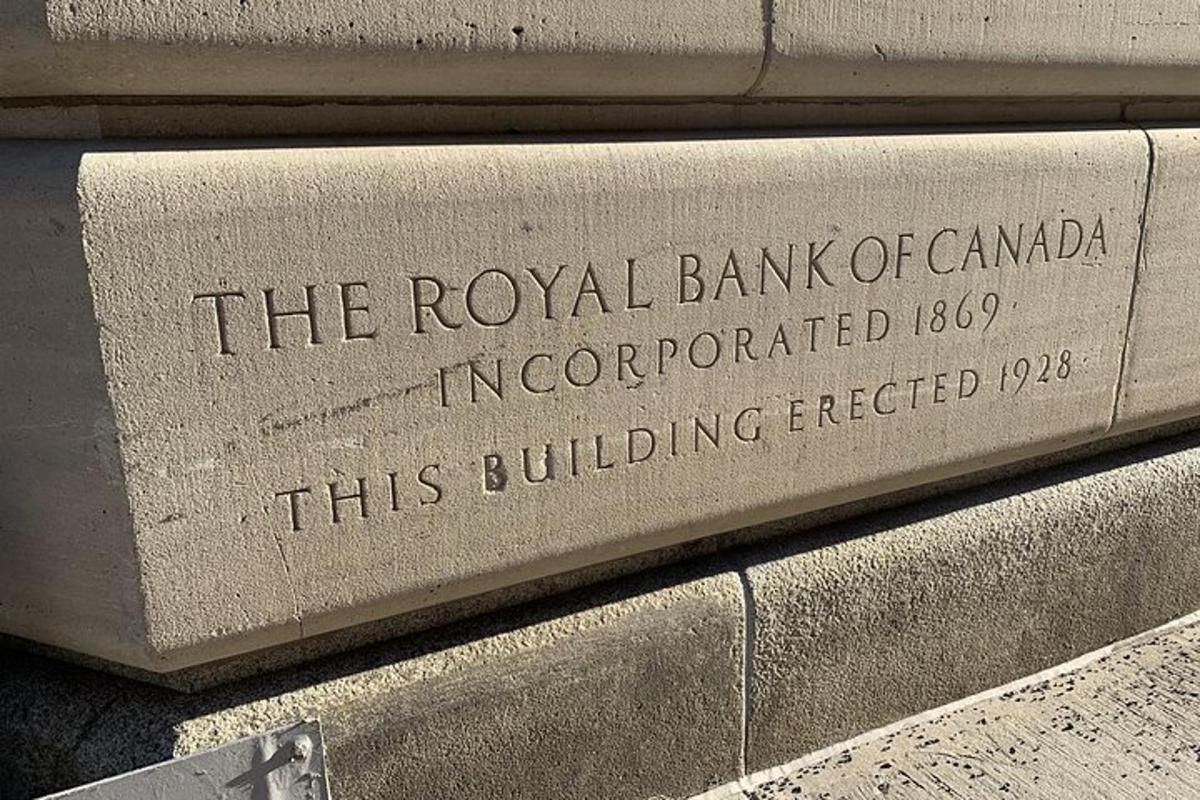 egy tábla a Kanadai Királyi Bankhoz egy épületen