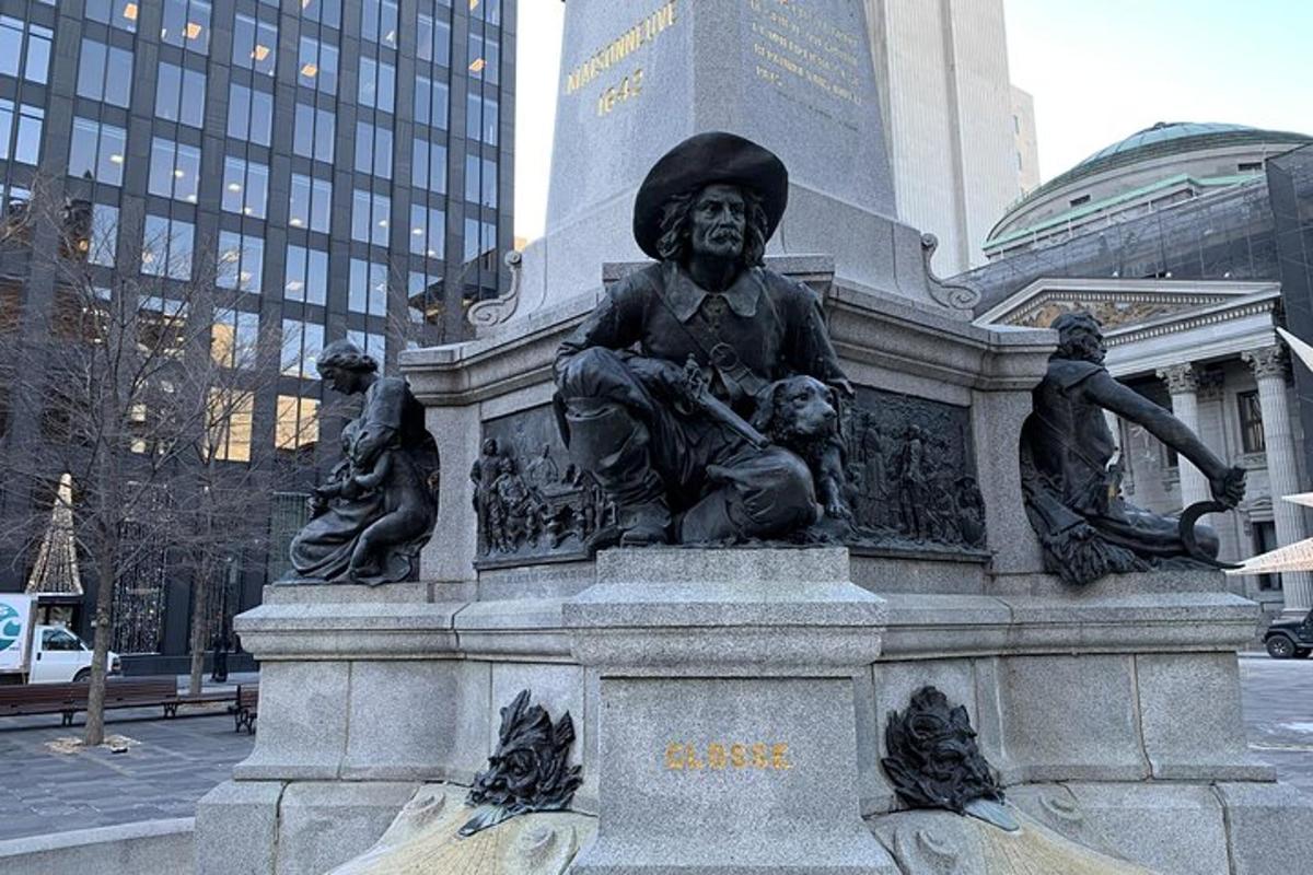 una statua di un uomo seduto in cima a un monumento