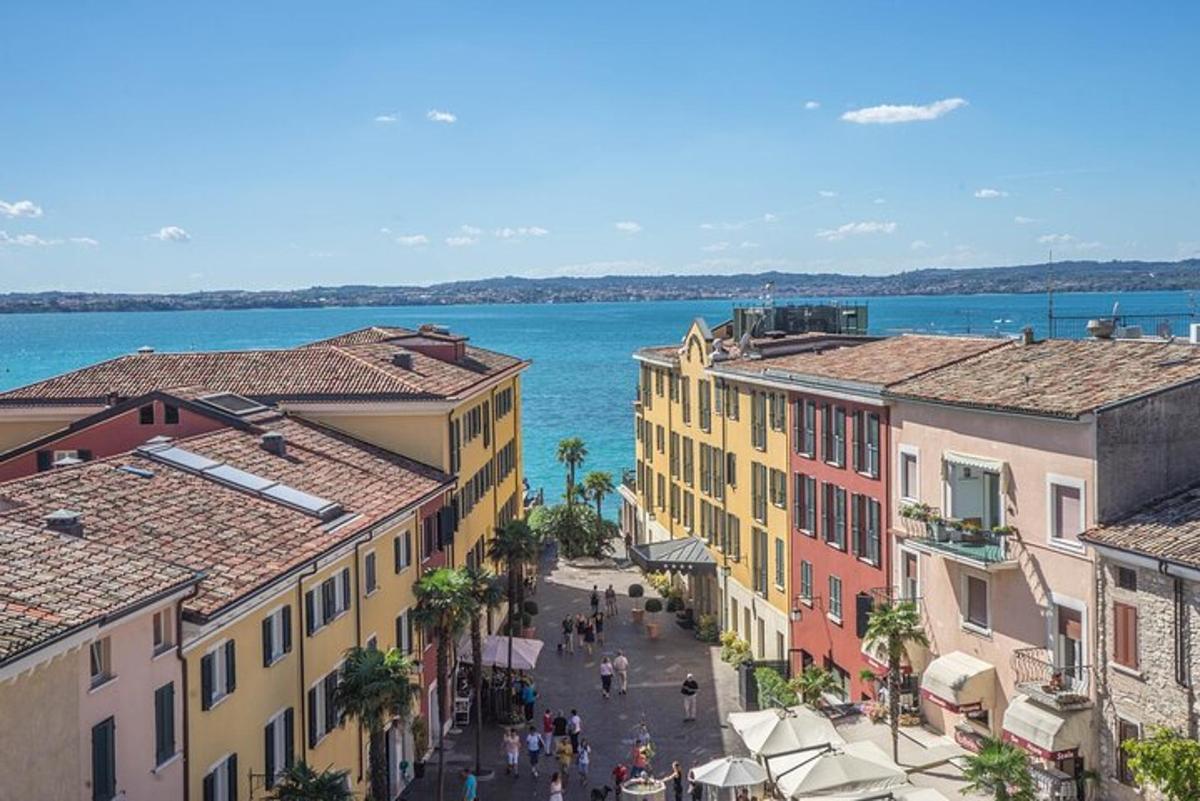 una vista aerea di una strada con edifici e l'oceano