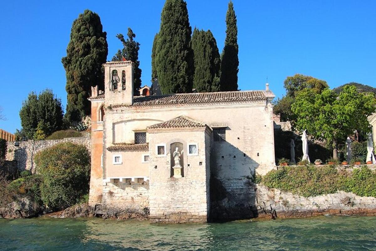 un edificio nell'acqua con alberi sullo sfondo