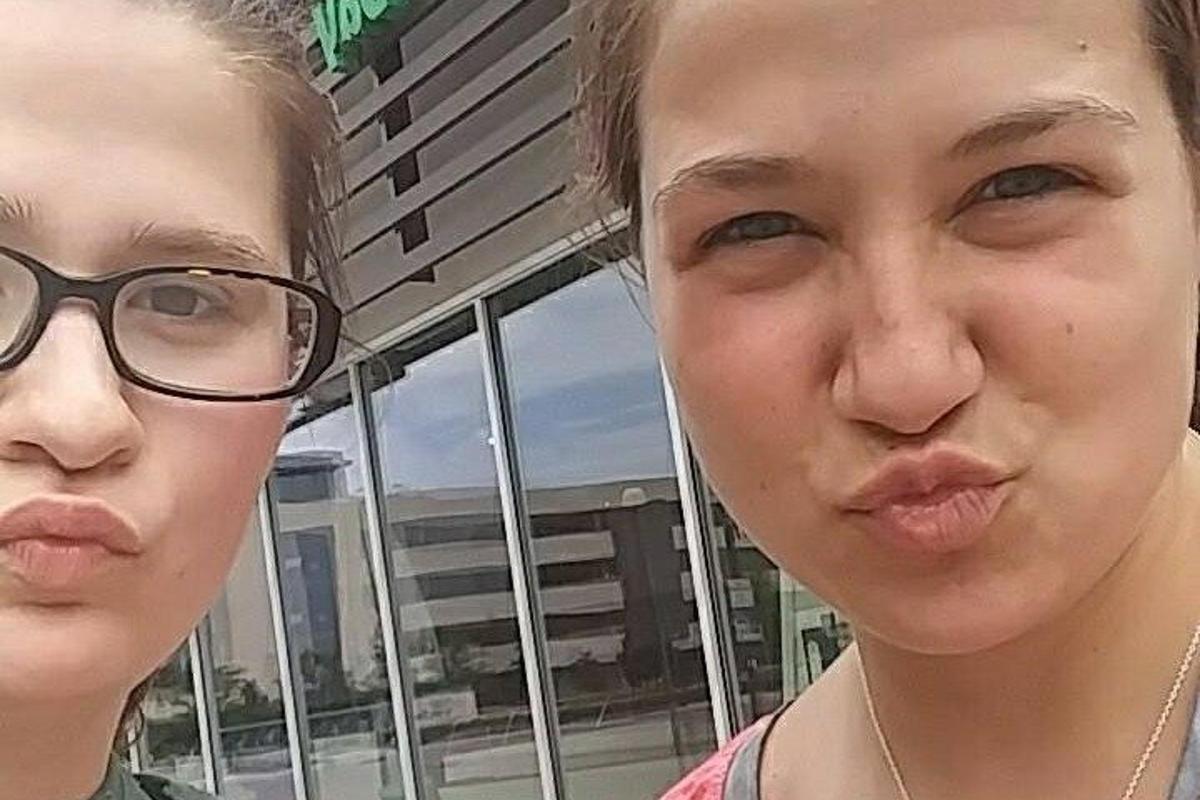 kaks noort naist seisavad teineteise kõrval