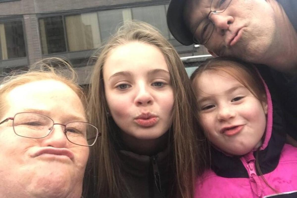 un grup de tres persones posant per a una foto