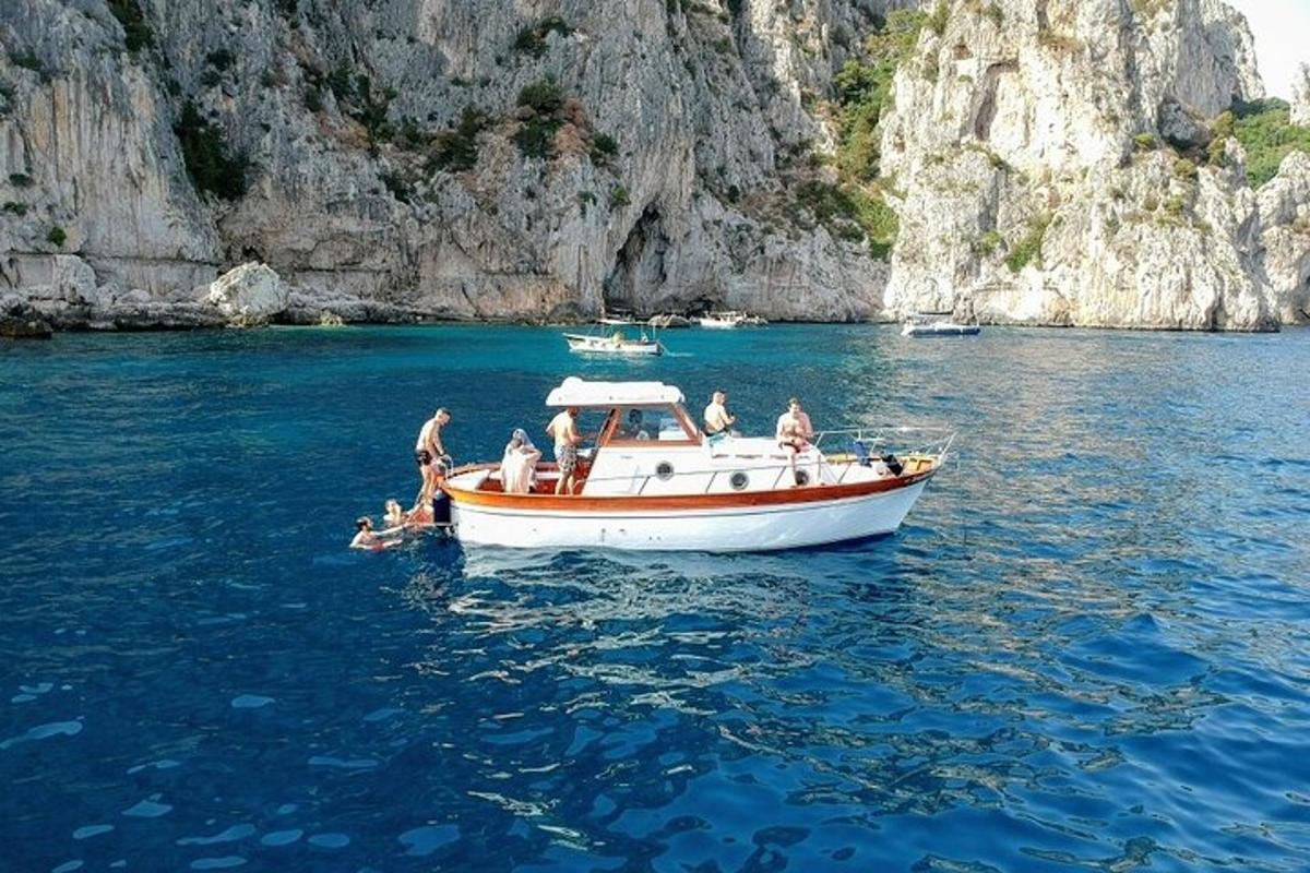 un gruppo di persone su una barca in acqua