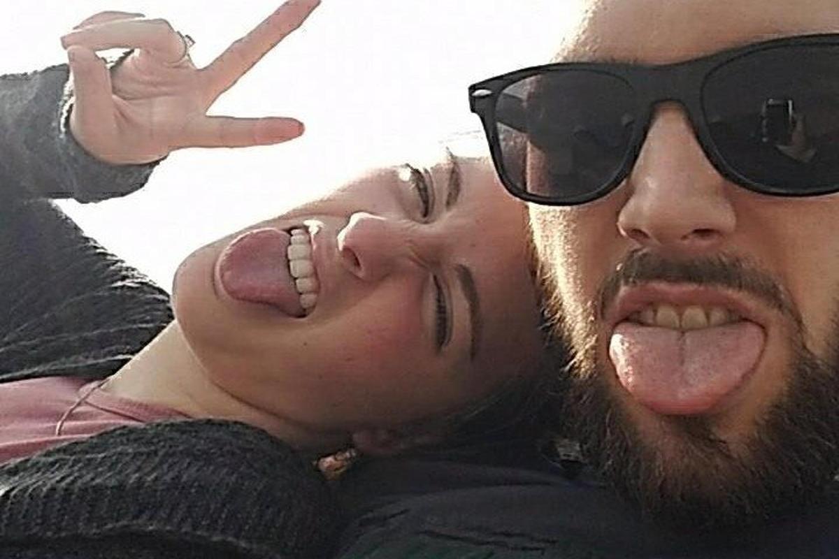 moški in ženska, ki nosita sončna očala in kažeta jezik