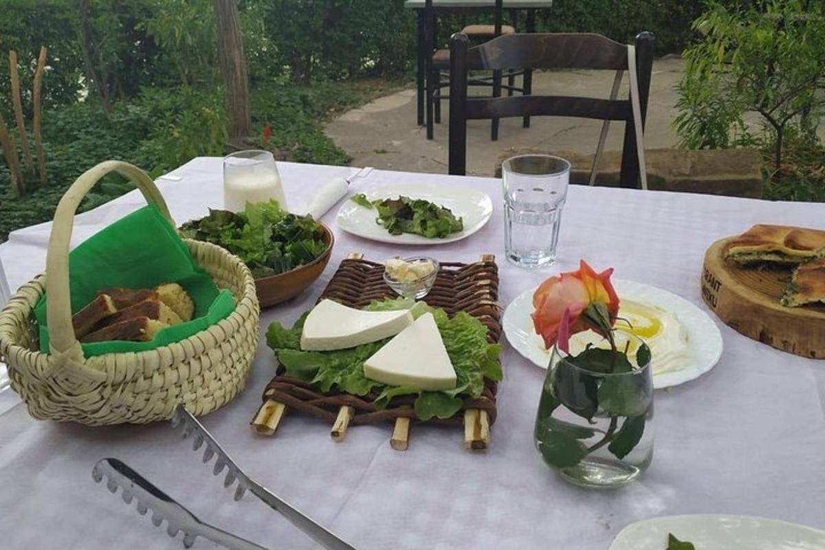 сто са тањирима хране и корпом хране