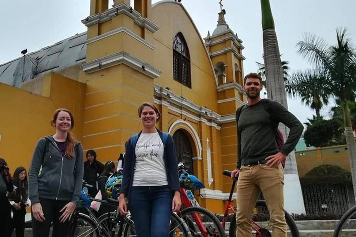un grup de oameni care stau în fața unei biserici