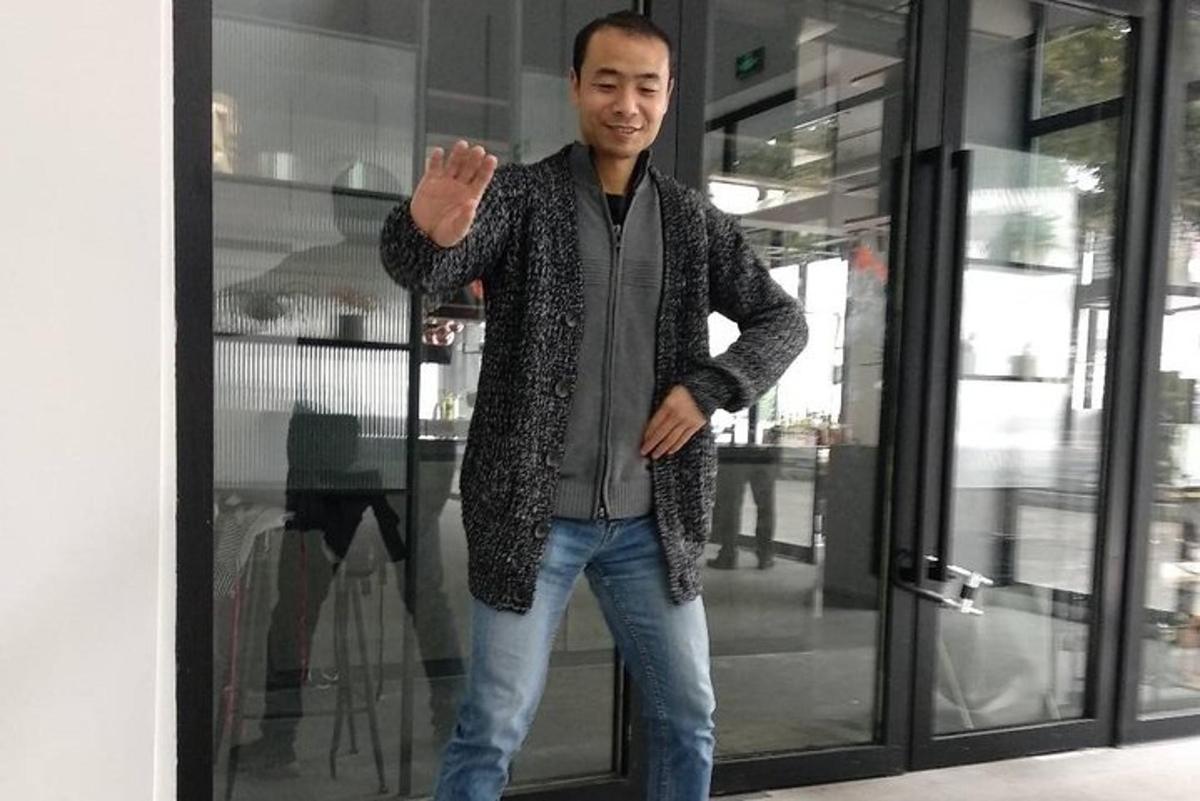 seorang lelaki berdiri di hadapan pintu kaca