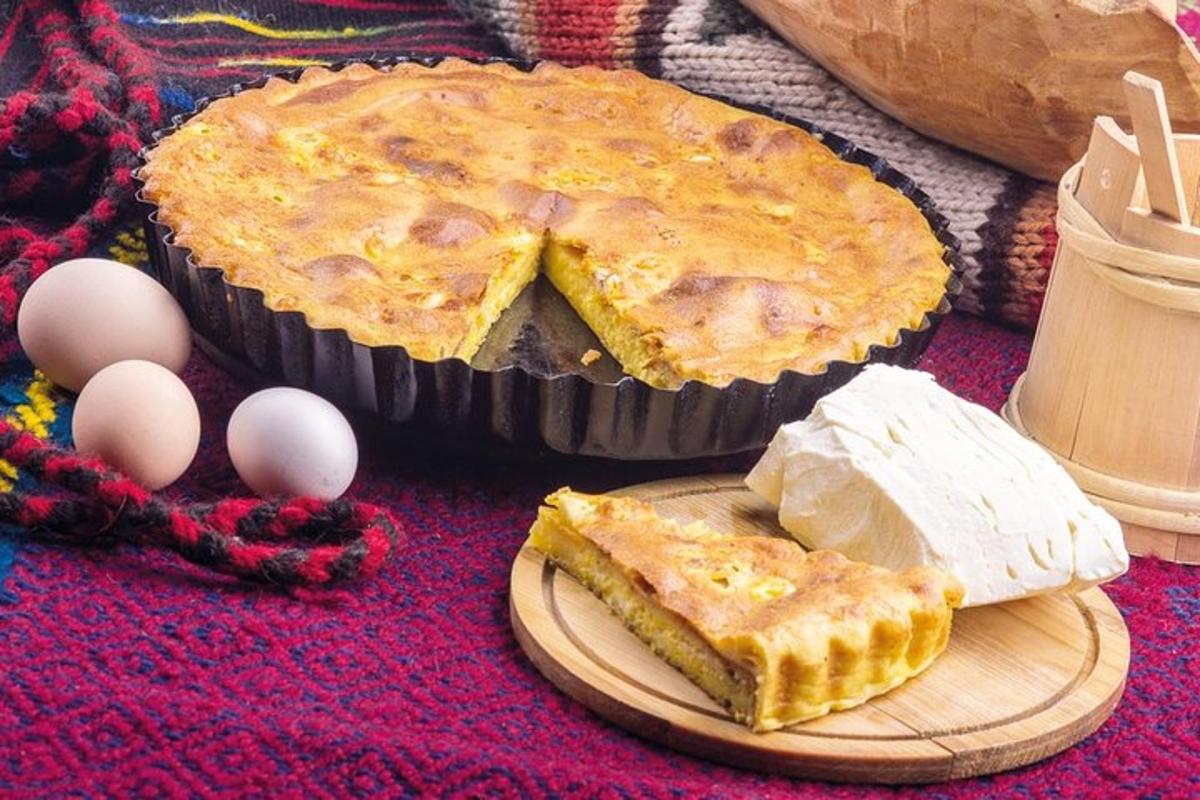 một chiếc bánh trên đĩa gỗ với những quả trứng trên bàn