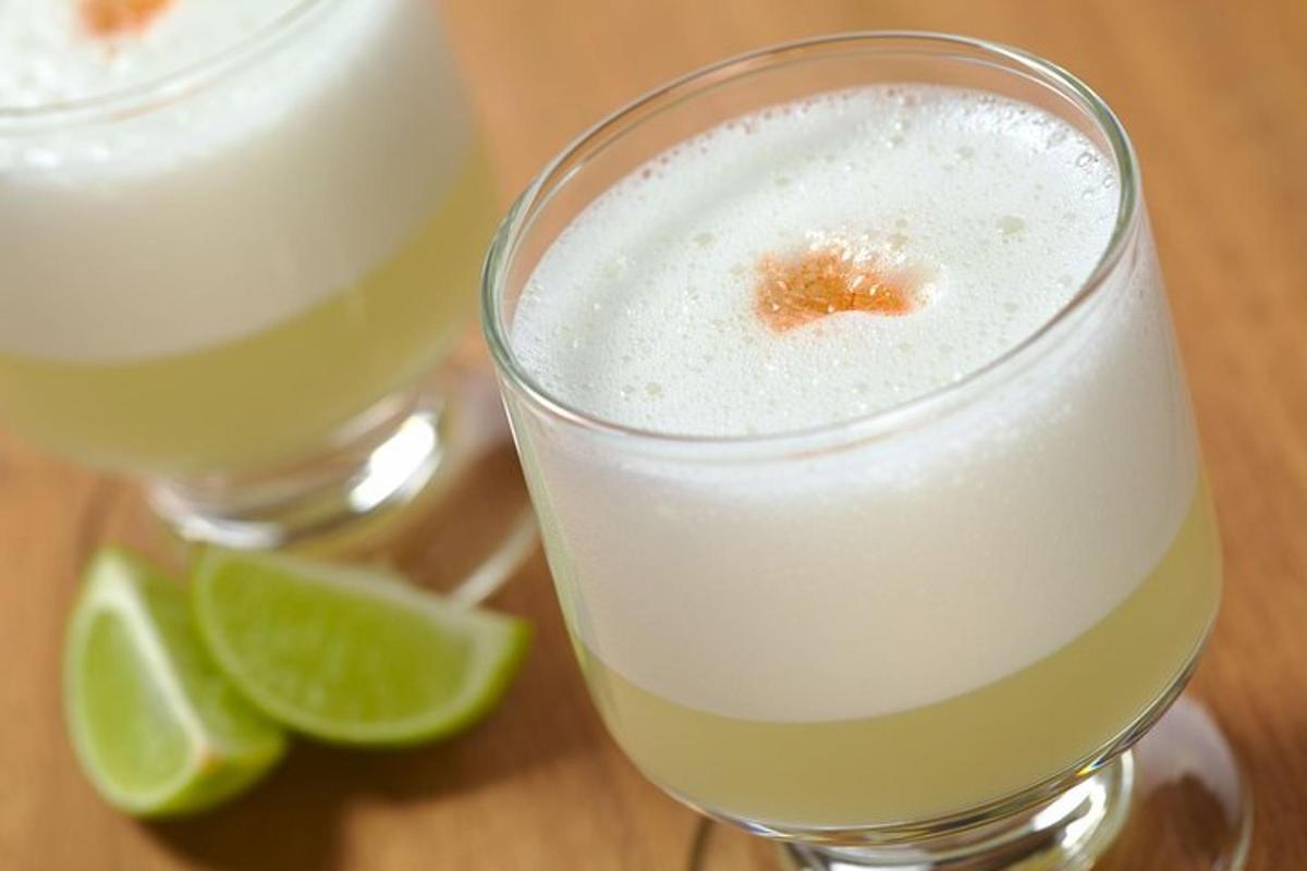 două pahare de margarita cu lime și o felie de lime