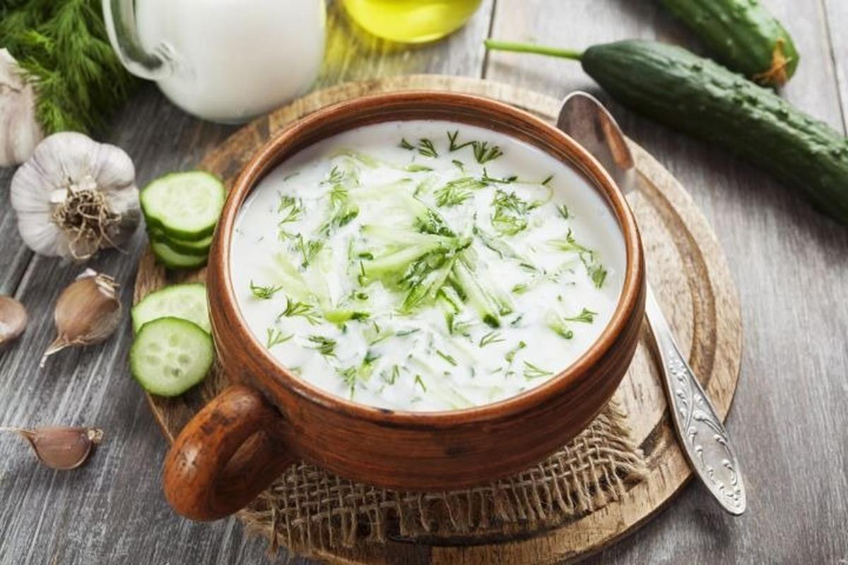 một bát súp với rau trên bàn