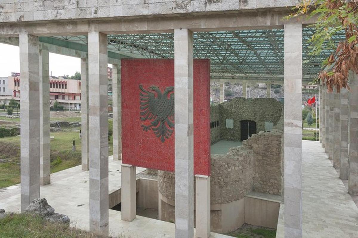 bir binanın yan tarafında Meksika bayrağı