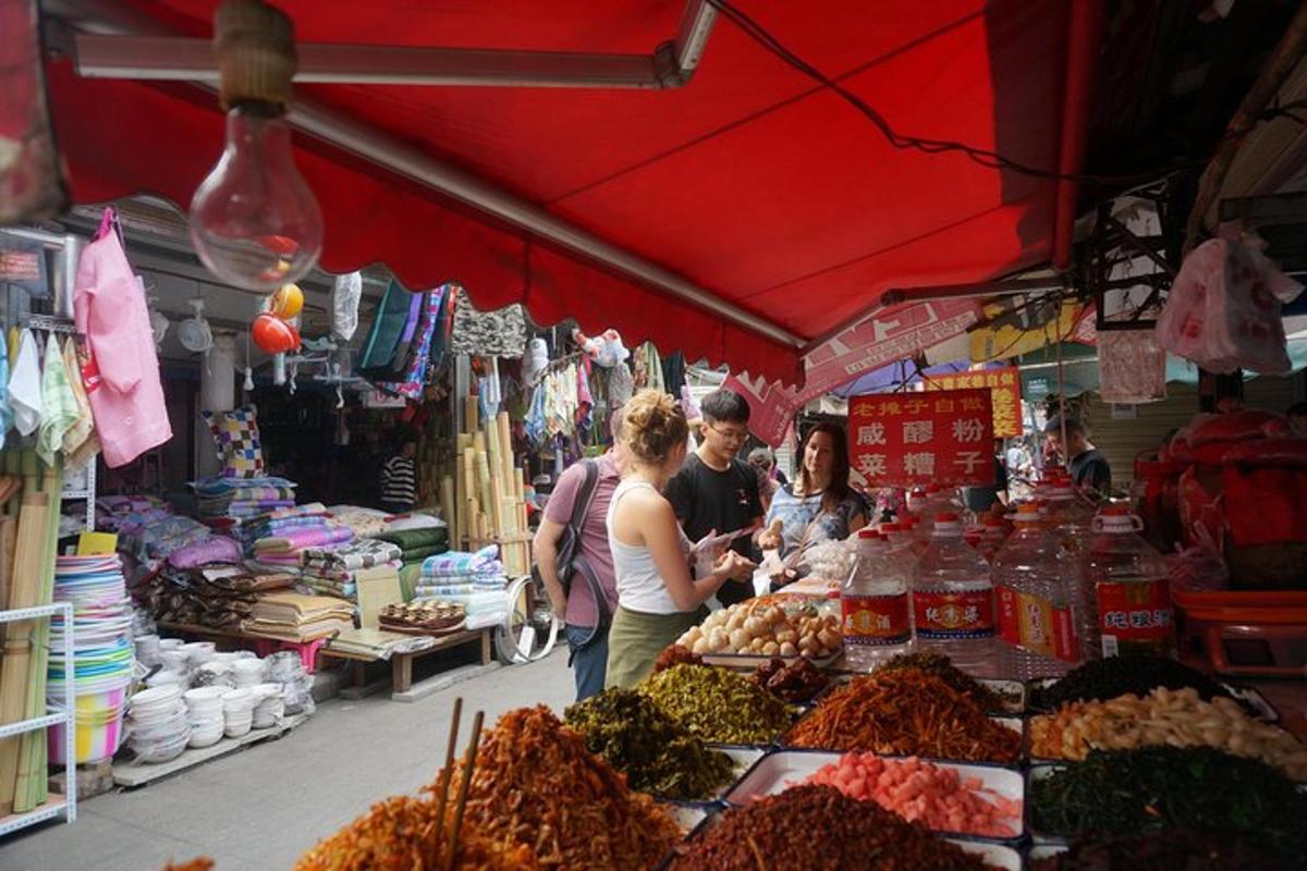skupina lidí stojících na trhu s jídlem