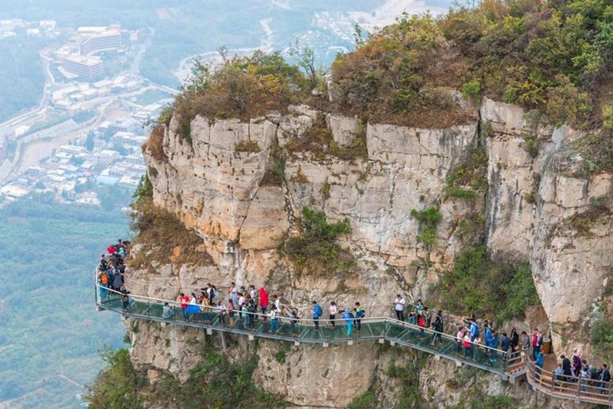 un gruppo di persone in piedi sul bordo di una montagna