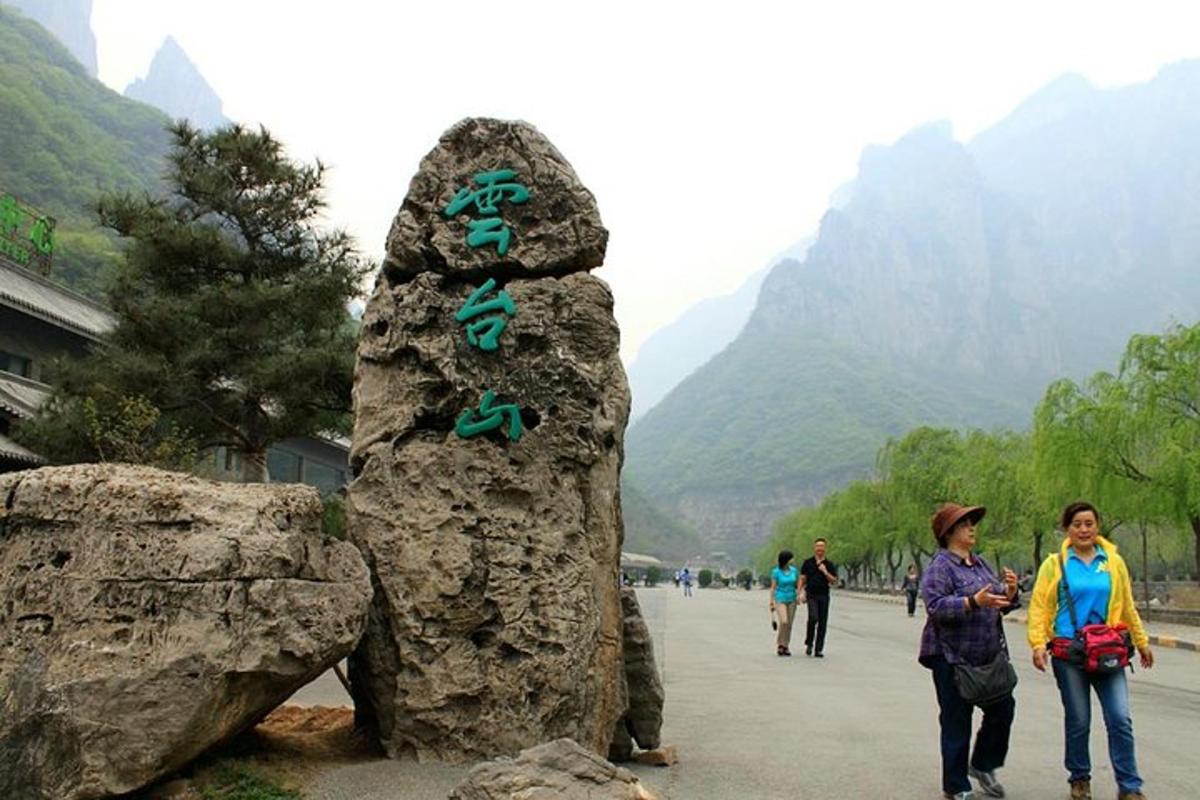 una statua di una roccia con una scritta cinese sopra