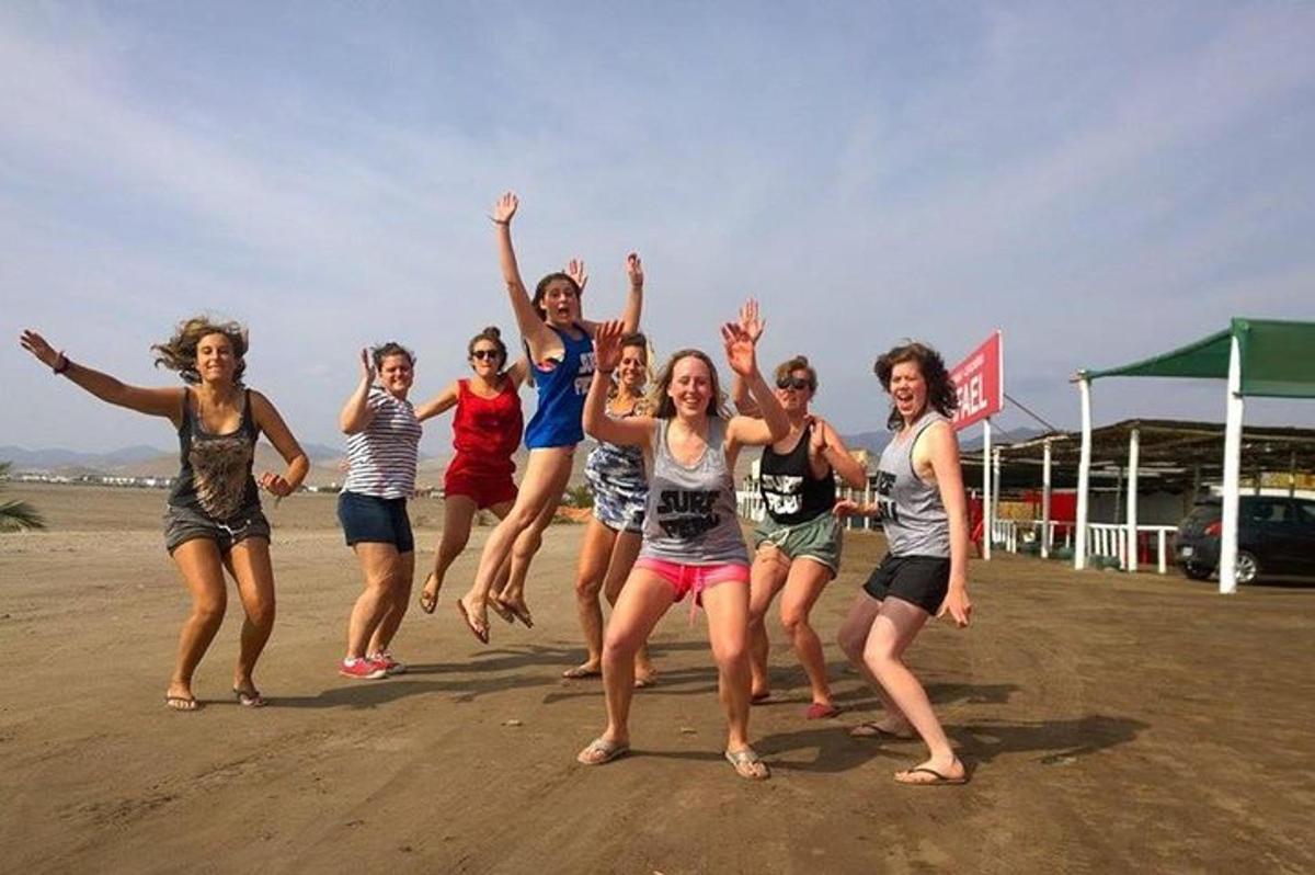 grupa kobiet skaczących na plaży
