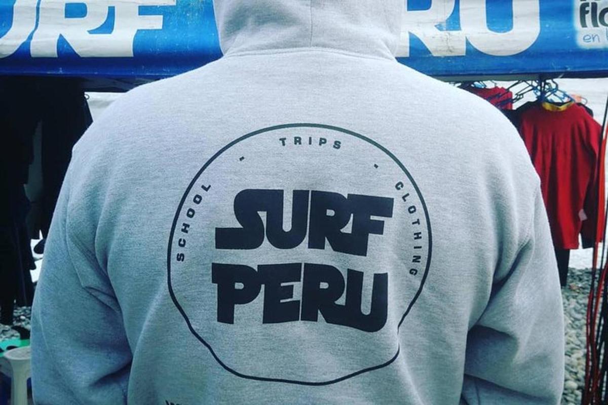 uma pessoa vestindo uma camisa cinza com o sol peruano nela
