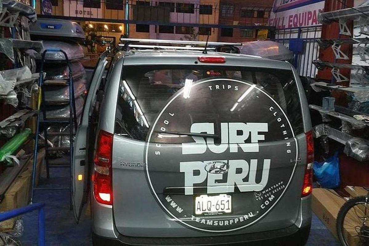 auto zaparkované v garáži s nálepkou na zadní straně