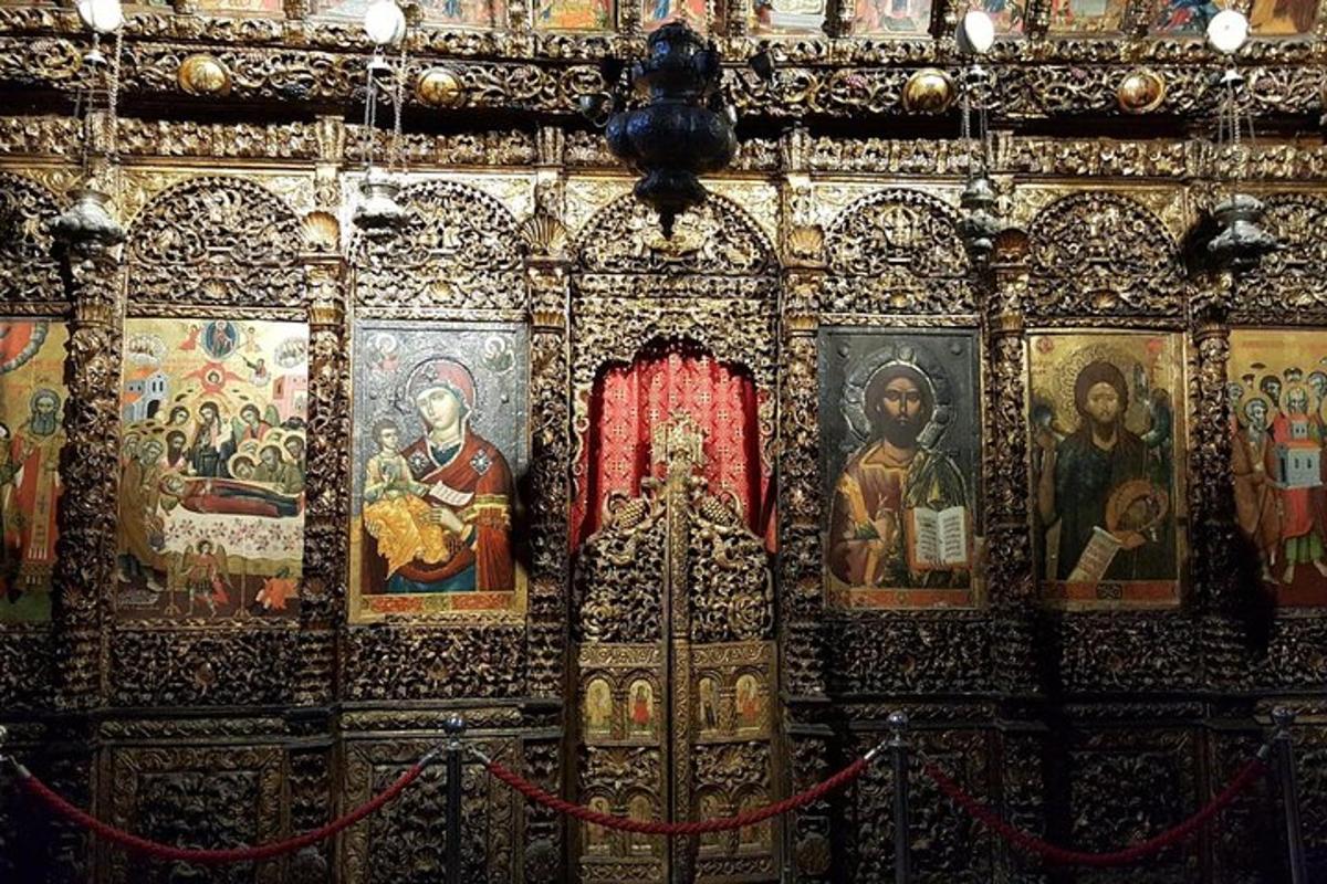 eine Wand voller orthodoxer Gemälde und Statuen
