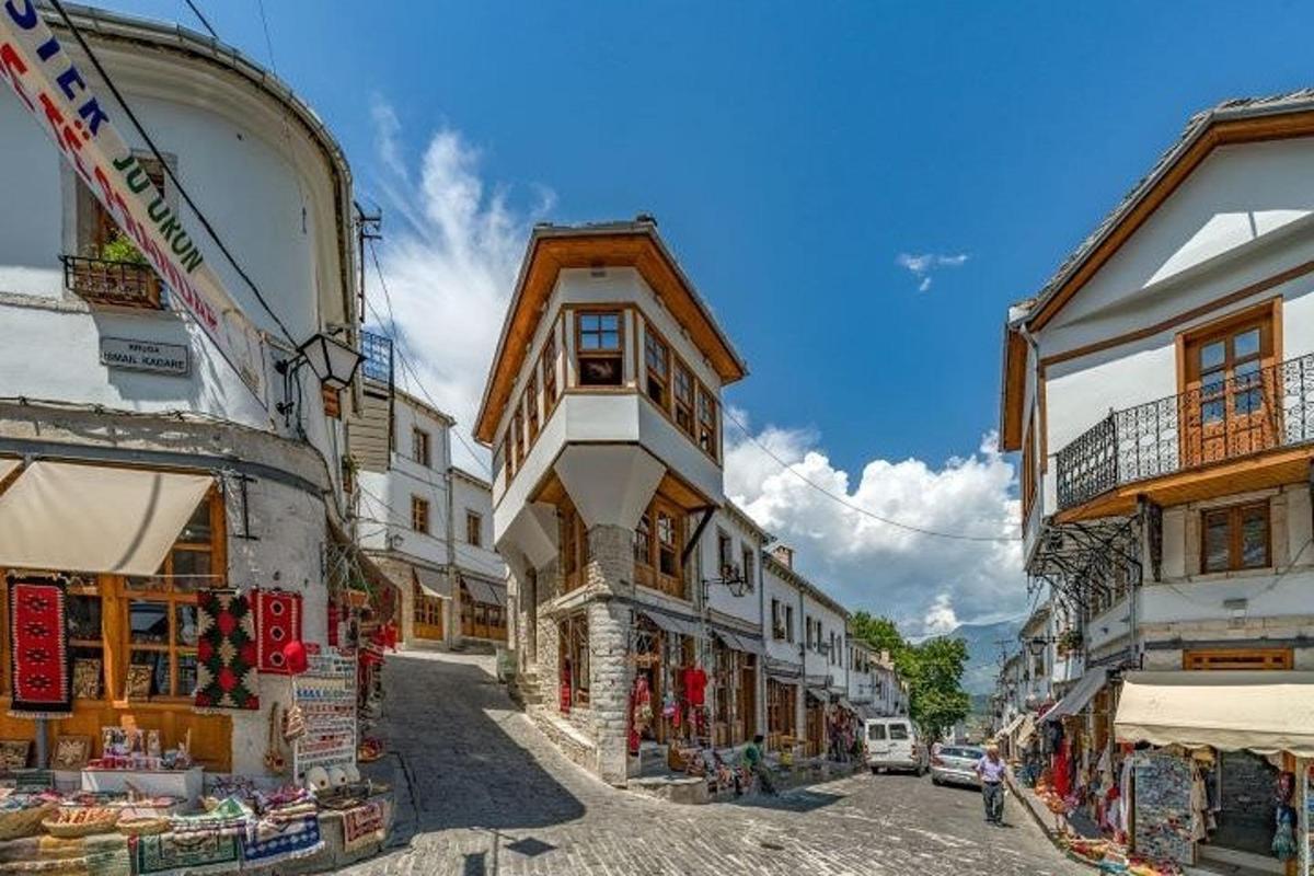 un gruppo di edifici su una strada di una città