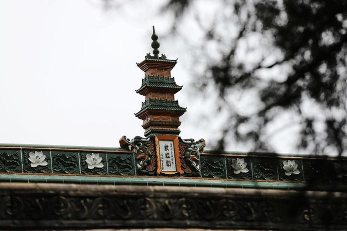 una petita pagoda a la part superior d'un edifici