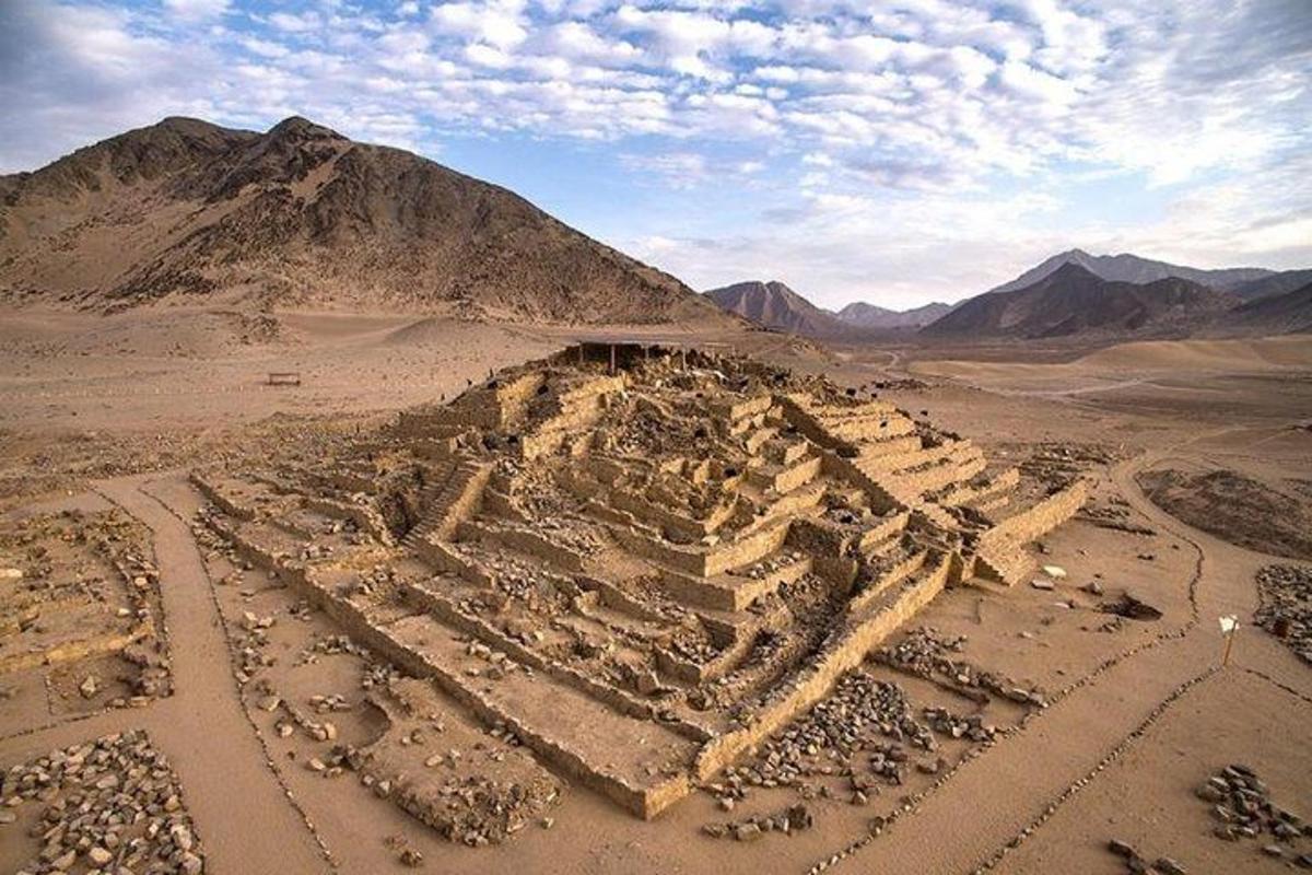 Una vista aérea de un desierto con una montaña.