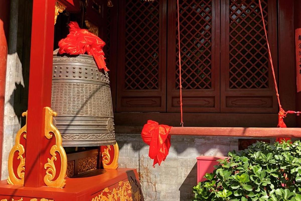 một chiếc chuông lớn trước cửa có nơ đỏ