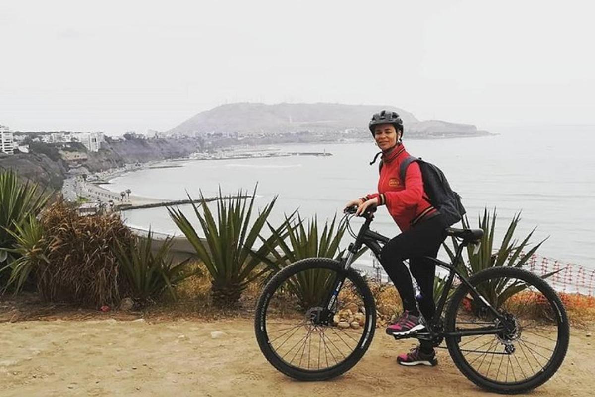 un uomo in bicicletta davanti all'acqua