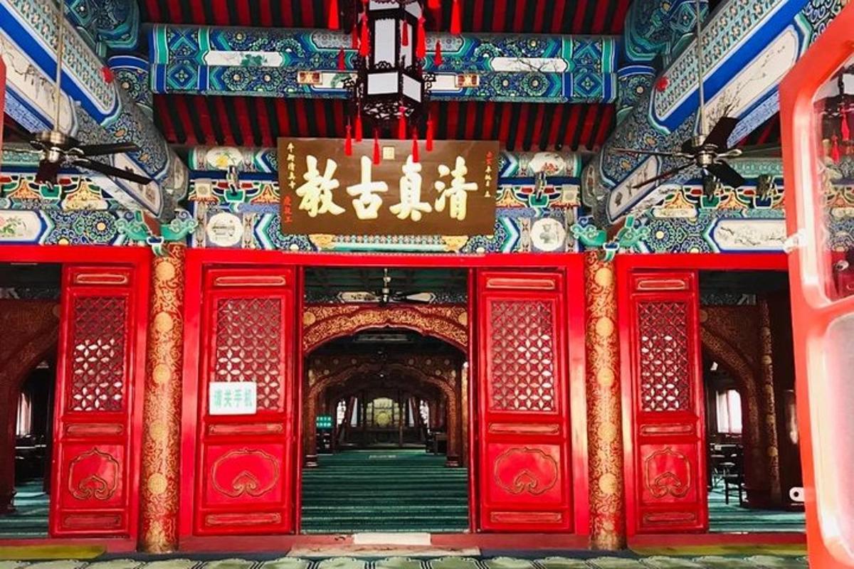 một căn phòng có cửa màu đỏ và một tấm biển trên tường