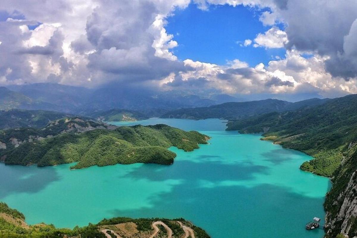 uma vista aérea de um lago nas montanhas