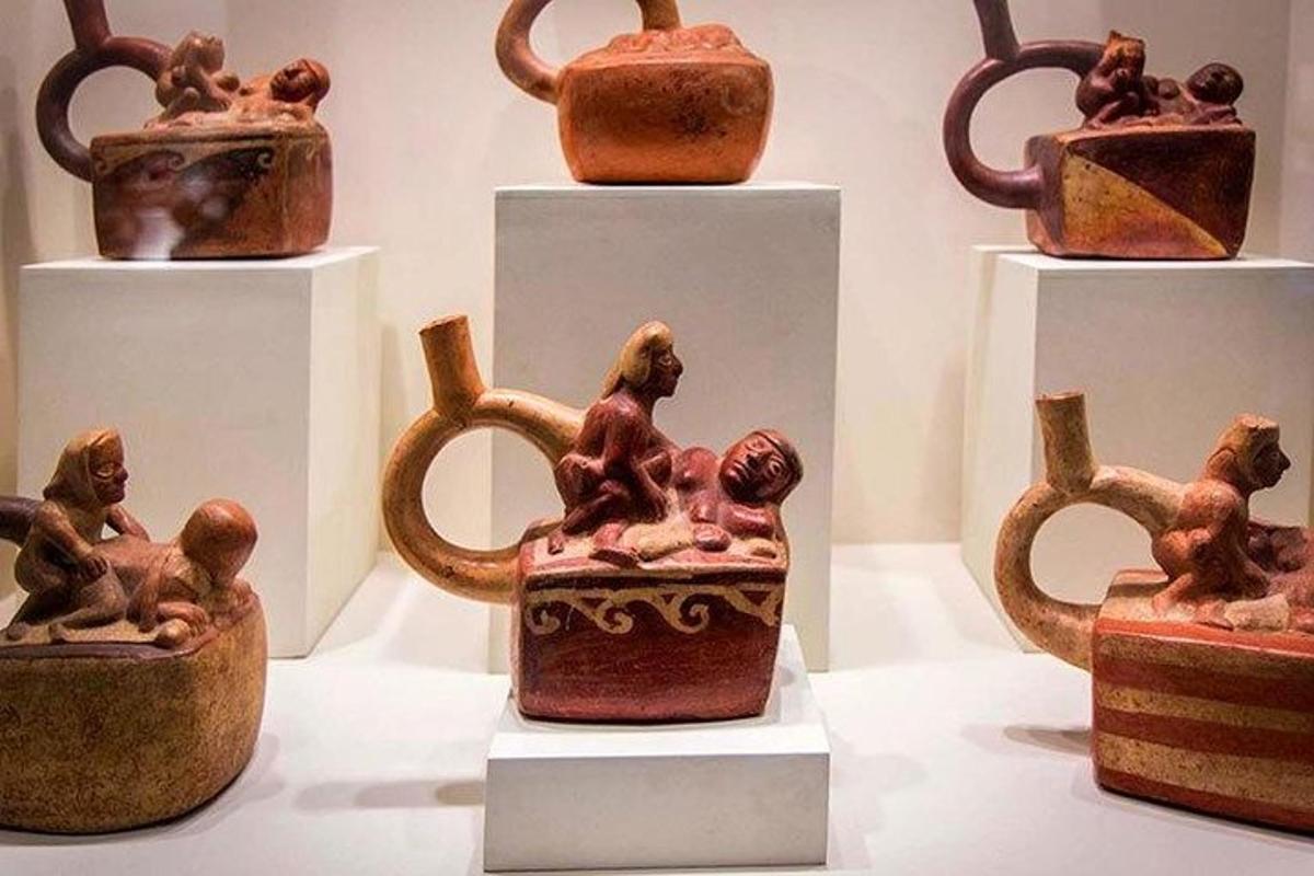 博物館に展示されている陶器のグループ
