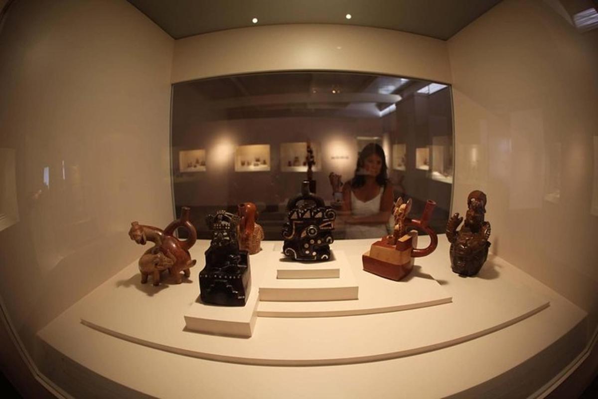 美術館の展示品の写真を撮っている女性