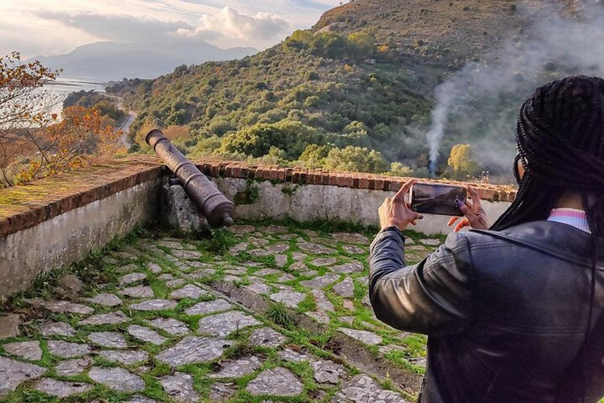 žena fotící horu fotoaparátem