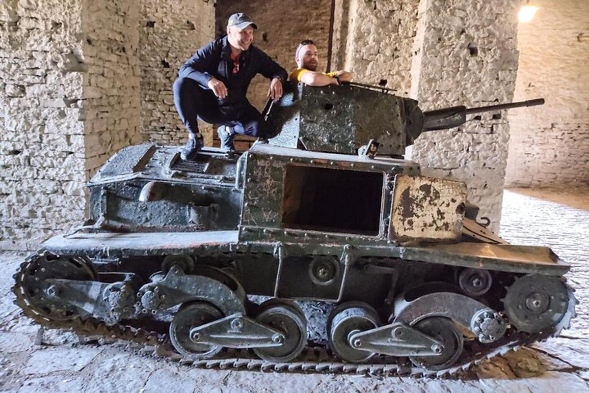 dva muži sedící na hračkovém tanku
