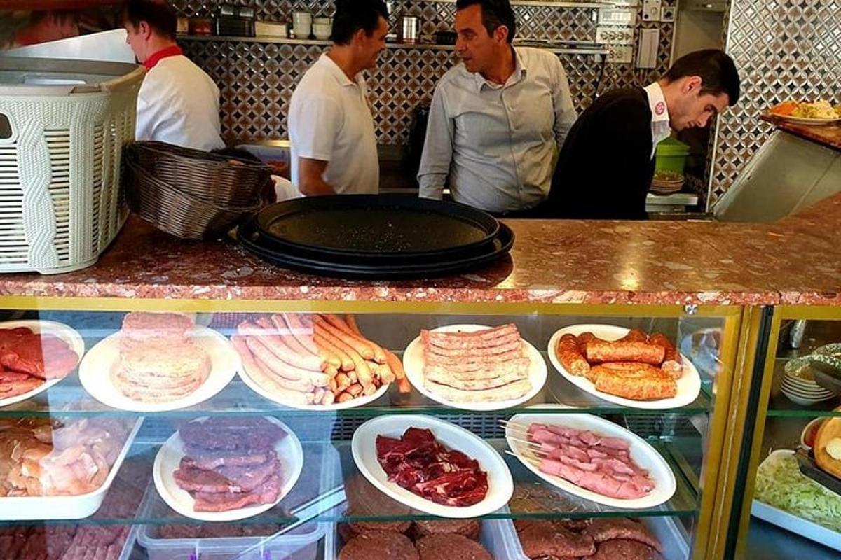un gruppo di persone in piedi in una cucina che prepara il cibo
