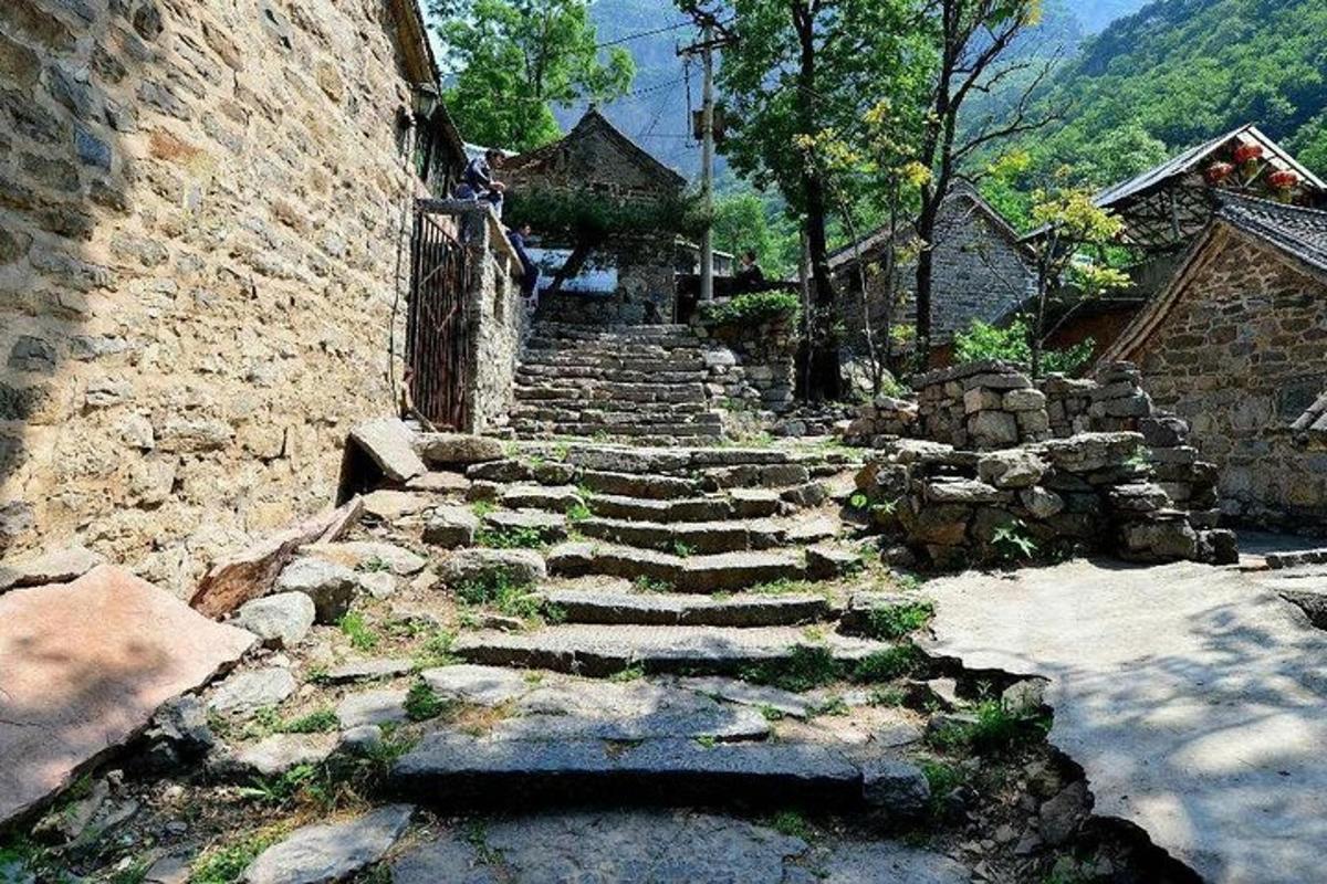 một cầu thang đá cũ trong một tòa nhà bằng đá