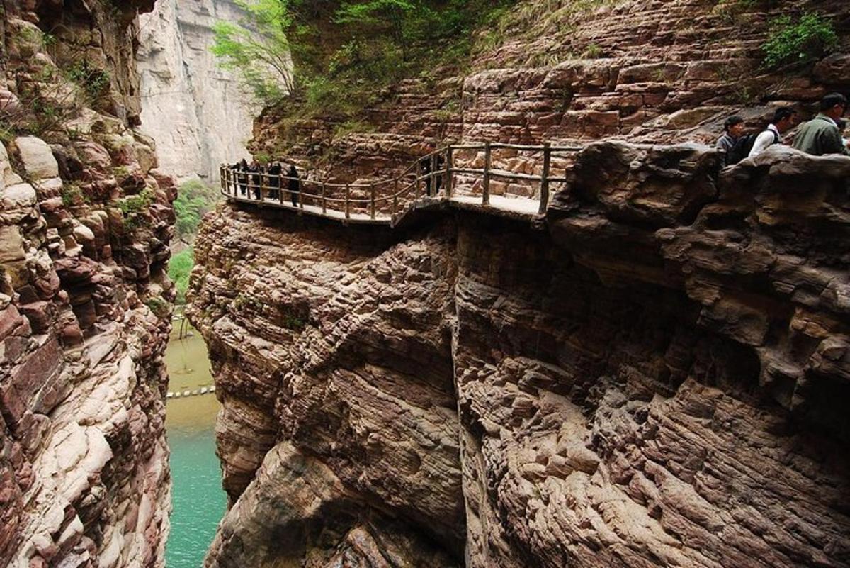un grup de persones dretes en un pont a la muntanya