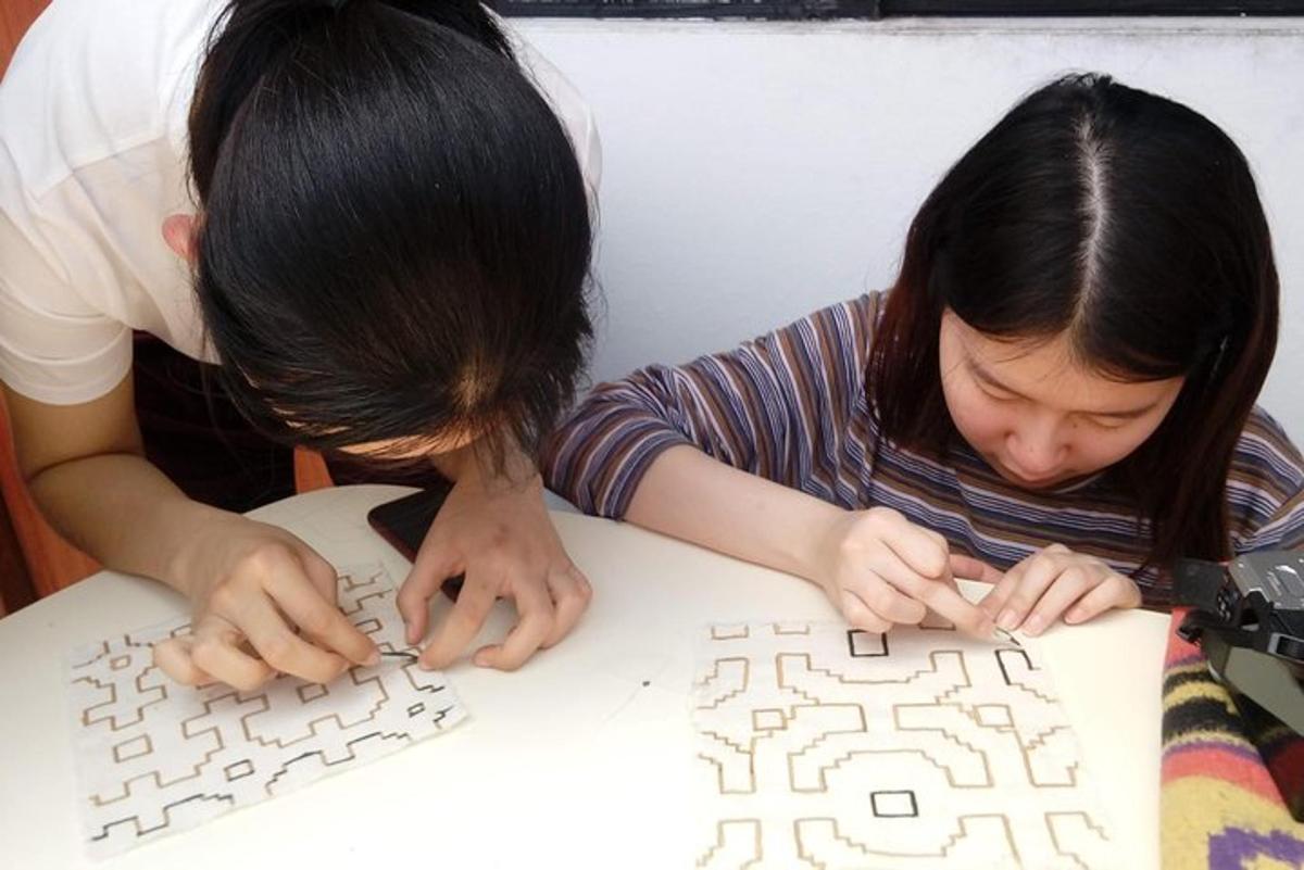 una donna e una ragazza che lavorano a un puzzle