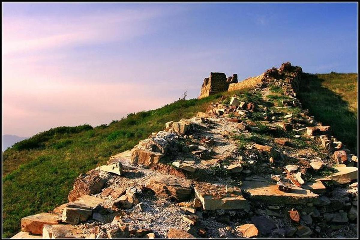 un mucchio di rocce in cima a una collina