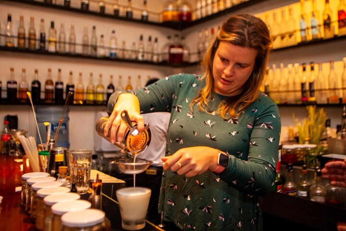 žena připravující drink v baru